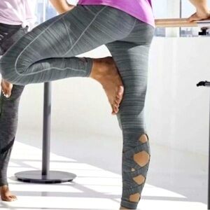 Athleta Yoga Chaturanga Criss Cross charcoal light gray Leggings size Small